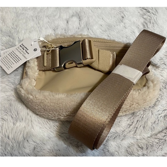 LULULEMON Everywhere Belt Bag Crossbody Fanny Pack Slim FLEECE SHERPA Ivory NEW - Picture 3 of 5